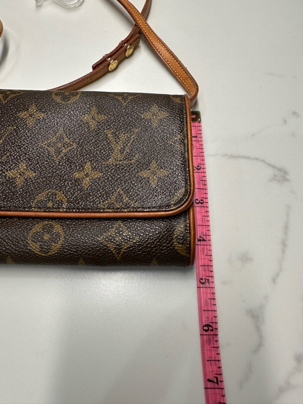 Louis Vuitton Monogram Shoulder/Crossbody Pouchette in Classic LV Monogram - Picture 10 of 16